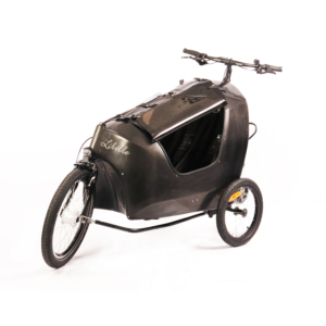 Abgekoppelte Libelle-Kabine mit montierten 16-Zoll-Joggingrädern auf einem Waldweg – einsatzbereit als geländegängiger Kinderwagen.