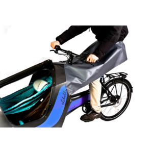 Regenschutz für die FahrerIn an die Kabine geknöpft